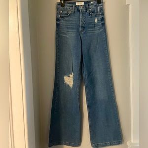 High Rise Fit & Flare Jeans. SIZE 25. VERY GOOD CONDITION.